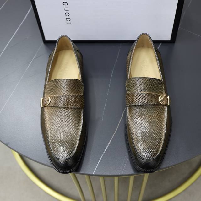 出厂价: 牛里 品牌：古奇gucci 尺码：38-44 45可定制 等级： 专柜经典款 材料： 原版软牛皮鞋面 舒适牛皮内里 原版轻便大底 款式类别：商务休闲套